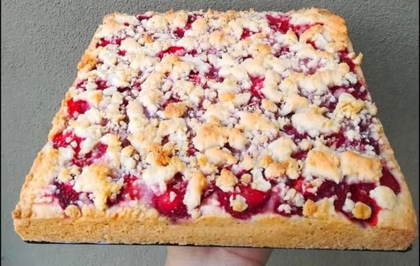 Homemade Strawberry Crumble Bars Recipe